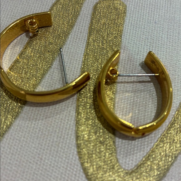 Rich Gold Tone Medium Size Lobe Hoop Lock Pierced Earrings - Picture 7 of 9